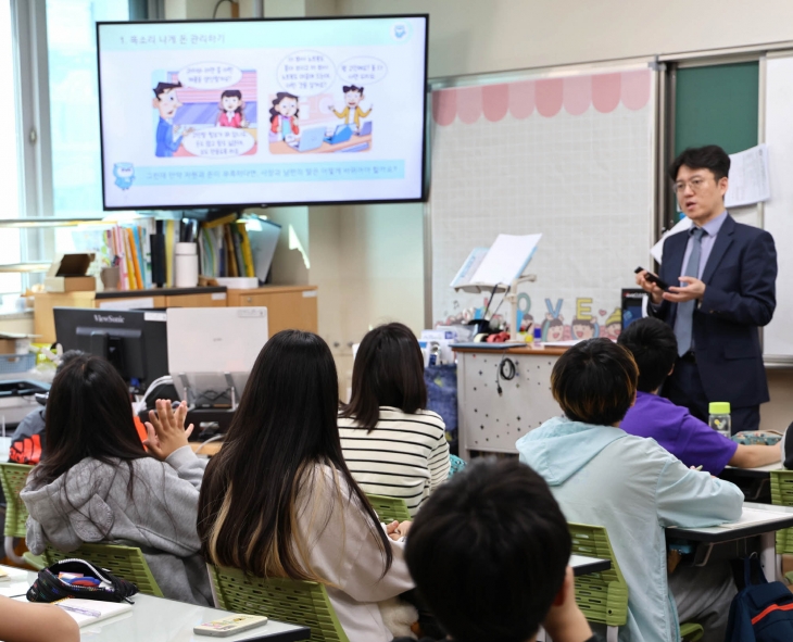 미래에셋생명이 김포 은여울초등학교 학생들에게 올바른 금융 지식과 습관을 길러주기 위한 ‘1사1교 금융교육’을 했다. 미래에셋생명 제공