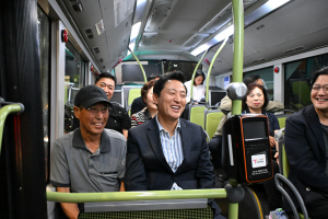 오세훈, 새벽동행 자율주행버스타고 새벽 노동자들과 ‘동행’