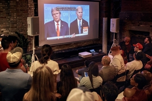 도널드 트럼프 전 미국 대통령 지지자들이 27일(현지시간) 뉴욕에서 대선 후보 간 첫 TV 토론을 지켜보고 있다. 뉴욕 AP 연합뉴스