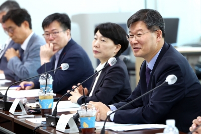 요양보호사 1명당 2.1명으로 축소… 외국 인력도 확대