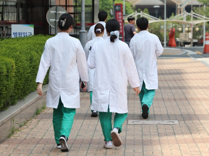 지난 20일 서울 시내 한 대형병원에서 의료진이 이동하고 있다. 연합뉴스