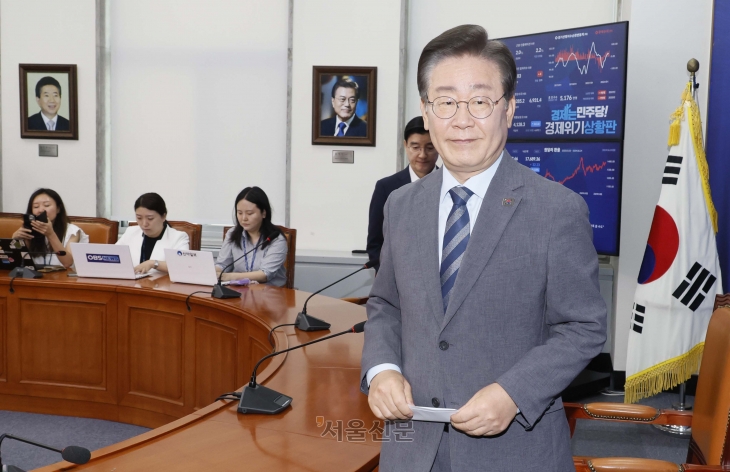 24일 이재명 더불어민주당 대표가 국회 당대표 회의실에서  사퇴관련 기자회견을 마친뒤 나가고있다. 2024.6.24안주영 전문기자