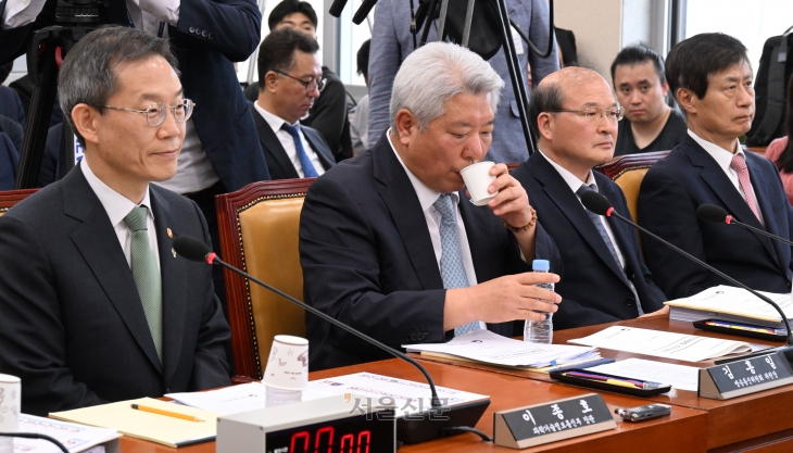 이종호 과학기술정보방송통신부 장관, 김홍일 방송통신위원장을 비롯한 증인 및 참고인들이 25일 오후 서울 여의도 국회에서 열린 과학기술정보방송통신위원회 5차 전체회의에 출석해 자리해 있다. 2024,6,25안주영 전문기자