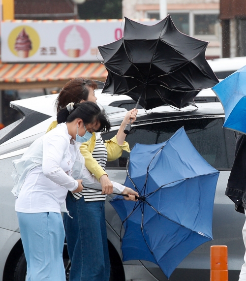 강풍에 뒤집힌 우산… 이번 주 전국 물 폭탄