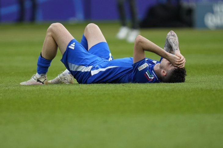이탈리아 공격수 마티아 자카니가 30일(한국시간) 독일 베를린의 올림피아슈타디온에서 끝난 2024 유럽축구선수권대회(유로 2024) 스위스와의 16강전에서 0-2로 패하자 그라운드에 누워 아쉬워하고 있다. 베를린 AP 연합뉴스