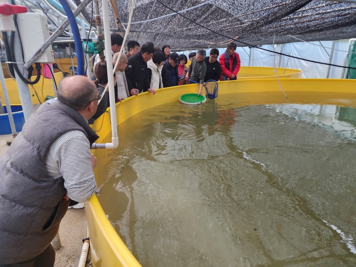전남 귀어학교 수강생들이 신안군의 한 양식장에서 현장 실습을 하고 있다.