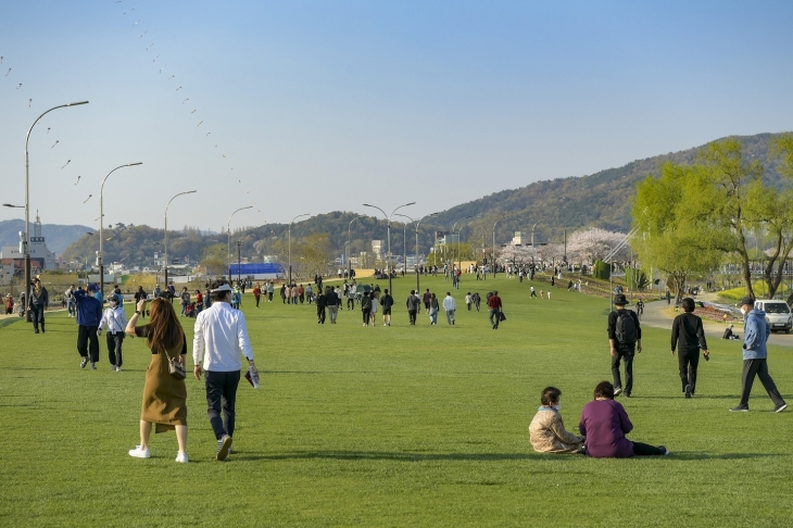 풍덕동에 위치한 그린아일랜드에서 시민들이 여유를 즐기고 있다.