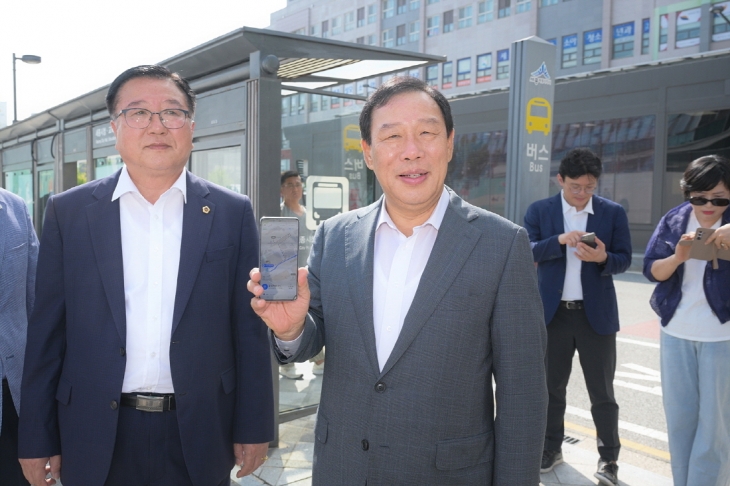 최민호 시장이 시 통합교통 플랫폼 ‘이응’ 앱을 선보이고 있다. 시 제공 최민호 시장이 시 통합교통 플랫폼 ‘이응’ 앱을 선보이고 있다. 시 제공