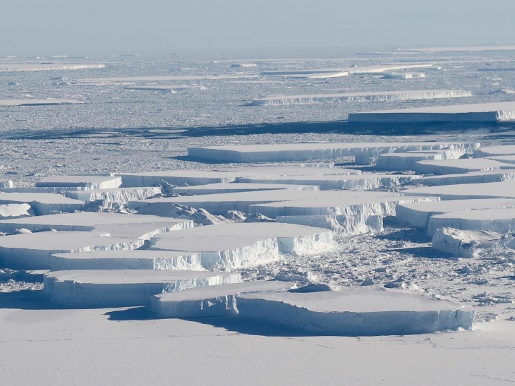남극에서 네 번째로 큰 라센 C 빙붕도 지구온난화로 인해 점점 붕괴하고 있다. 극지방 빙붕 면적의 감소는 해수면 상승과 지구 전체 기후변화를 가속한다.  미국항공우주국(NASA) 제공