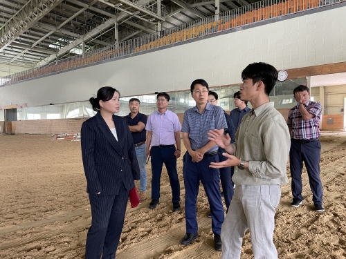 새만금청 윤순희 차장은 1일 장수국제승마장 등을 찾아 장수군 말 산업 현장을 둘러보고, 관련 전문가와 함께 ‘말산업 인프라 구축 방안’을 논의했다. 새만금청 제공