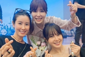 조안, 5년만 근황 포착…하희라·이태란과 다정한 모습