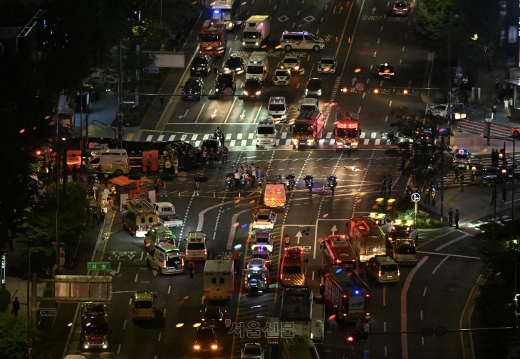 1일 밤 서울 중구 시청역 인근 교차로에서 차량이 인도로 돌진하는 사고가 발생했다.  이 사고로 보행자 9명이 숨지고 4명이 부상당했다. 사진은 사고 현장 모습. 2024.7.1 홍윤기 기자