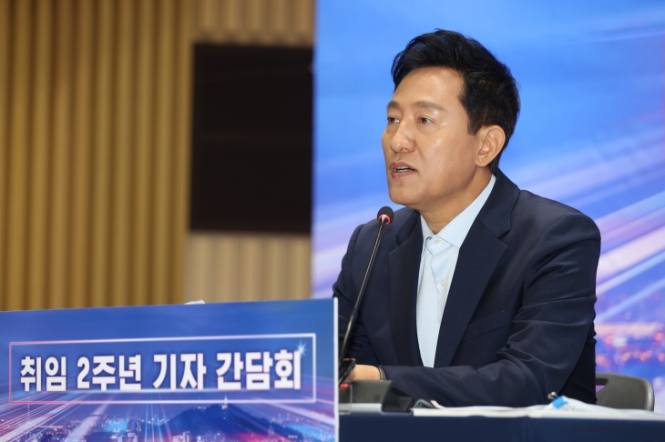 오세훈 서울시장이 1일 서울시청에서 열린 취임 2주년 기자간담회에서 질문에 답하고 있다. 연합뉴스