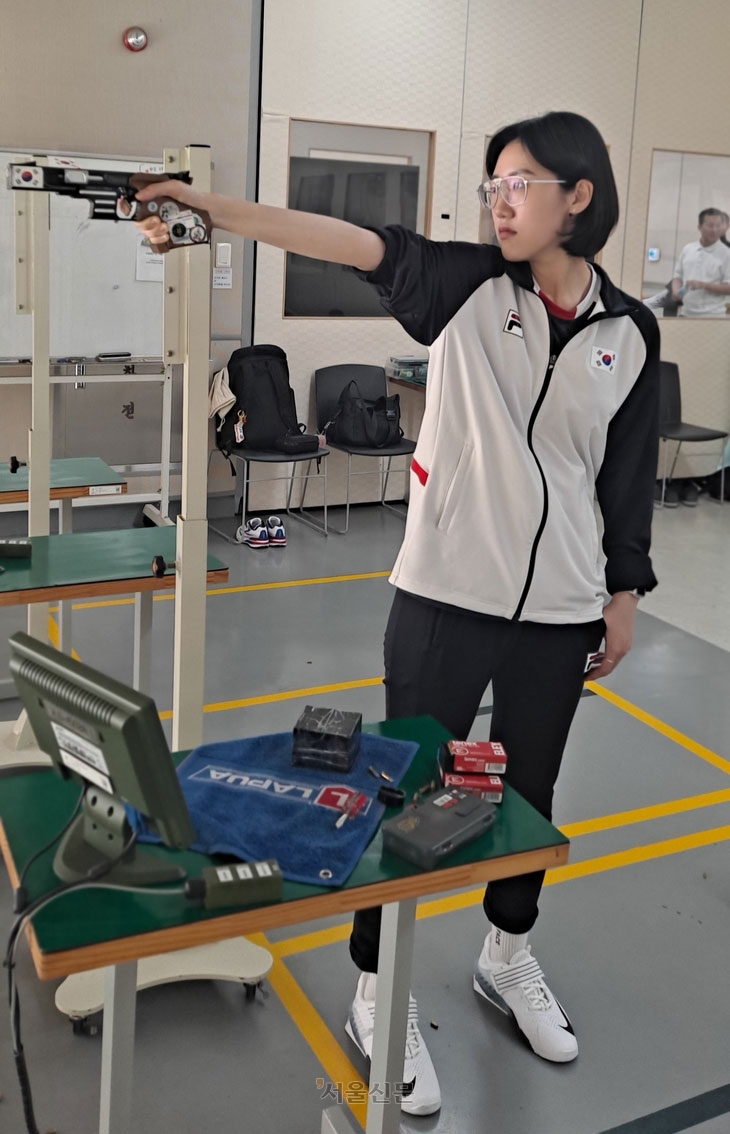 한국 사격 대표팀 여자 25m 권총 국가대표인 양지인은 “지금과 같은 컨디션만 유지하면 파리올림픽에서 금메달을 따낼 수 있을 것”이라고 자신했다. 사진은 지난 5월 27일 충북 진천국가대표선수촌에서 열린 미디어데이에서 양지인이 사격 연습을 하는 모습.