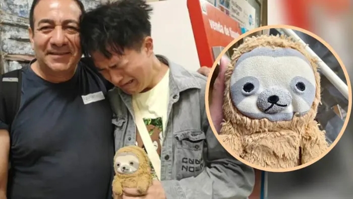 한 20대 중국인 남성(오른쪽)이 스페인 여행 도중 잃어버린 나무늘보 모양의 인형을 찾아준 지하철역 청소부를 끌어안고 울고 있다. 홍콩 사우스차이나모닝포스트(SCMP) 캡처