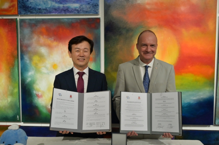 조규일 진주시장과 프레데릭 포마 투레트시장이 문화·관광·교육 우호도시 교류의향서를 체결하고 기념사진을 찍고 있다. 2024.7.2. 진주시 제공