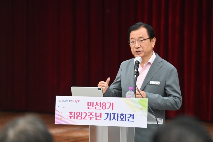 이현재 하남시장은 2일 시청에서 열린 취임 2주년 기자회견에서 인사말을 하고 있다. 하남시 제공