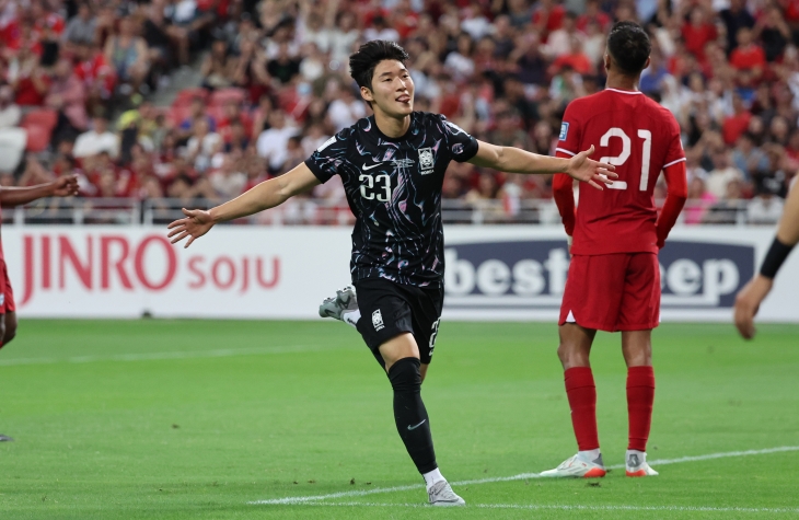 한국 남자축구 국가대표 배준호가 지난달 6일 싱가포르 국립경기장에서 열린 2026 북중미월드컵 아시아 지역 2차 예선 C조 5차전 싱가포르와의 원정 경기에서 A매치 데뷔골을 넣고 기뻐하고 있다. 싱가포르 연합뉴스