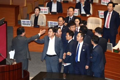 野 “정신 나가” 與 “윤리위 제소”… 국회 아수라장