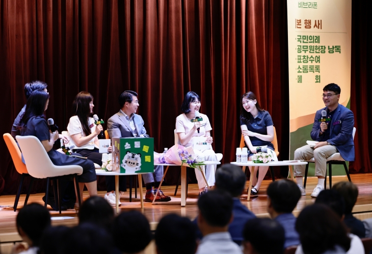 서강석(오른쪽 네 번째) 서울 송파구청장과 직원들이 지난 1일 정례 조례에서 대화를 나누고 있다. 송파구 제공