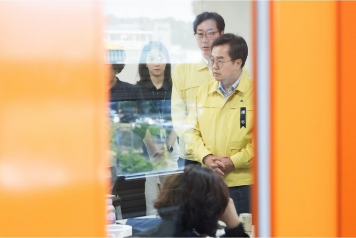 김동연 경기도지사가 지난달 25일 오후 화성시청에서 화성 공장화재 사고 희생자 유가족을 만나 위로하고 있다. (경기도 제공)