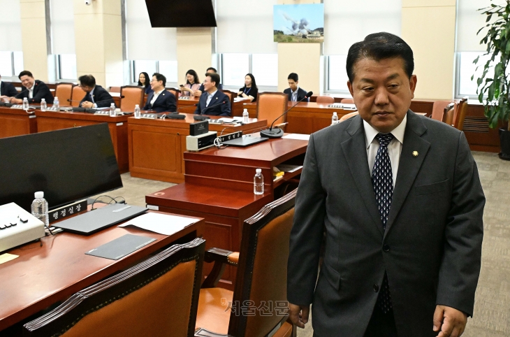 3일 국회 국방위원회 회의장에서 김병주 더불어민주당 의원이 나가고 있다. 이날 오전 개의 예정이었던 국방위 전체회의는 김 의원의 ‘정신 나간 국민의힘’ 발언으로 인한 여야간 대치로 취소됐다. 오장환 기자