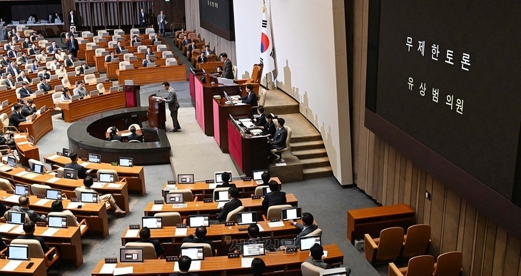 3일 서울 여의도 국회에서 열린 본회의에서 경제분야 대정부질문에 앞서 ‘채상병특검법안’이 상정되자 국민의힘 유상범 의원이 무제한토론(필리버스터)을 시작하고 있다.  오장환 기자