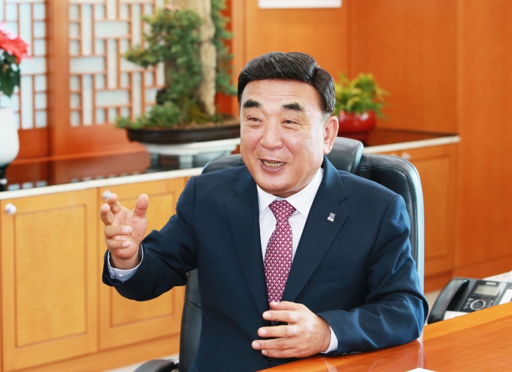 김두겸 울산시장이 3일 시청 집무실에서 가진 서울신문과의 인터뷰에서 민선 8기 전반기 성과와 후반기 시정 운영 방향을 설명하고 있다. 울산시 제공