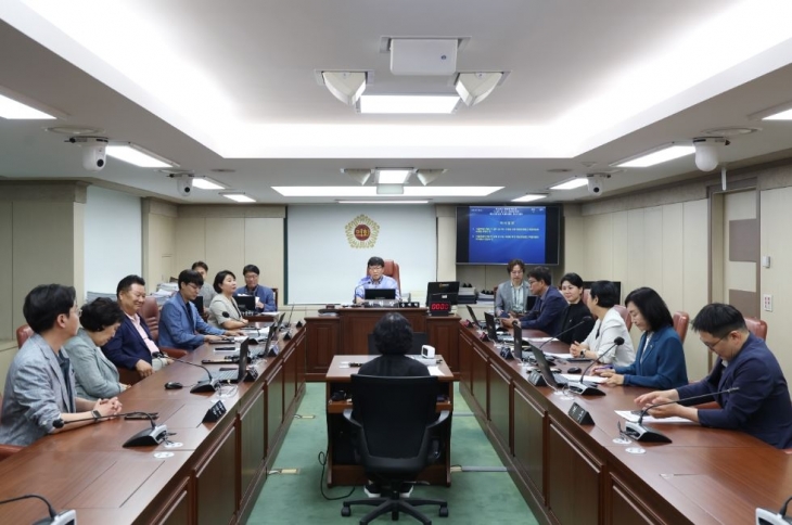지난 3일 열린 서울시의회 ‘다 같이 잘 사는 서울을 위한 재정균형발전 특별위원회’에서 간담회를 실시했다.