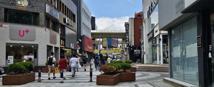 카카오는 제주시 칠성로 삼점가 점포를 대상으로 젊은 고객층 유인과 매출액 향상을 위해 소상공인 온라인 비즈니스와 마케팅을 지원하고 있다. 제주 강동삼 기자