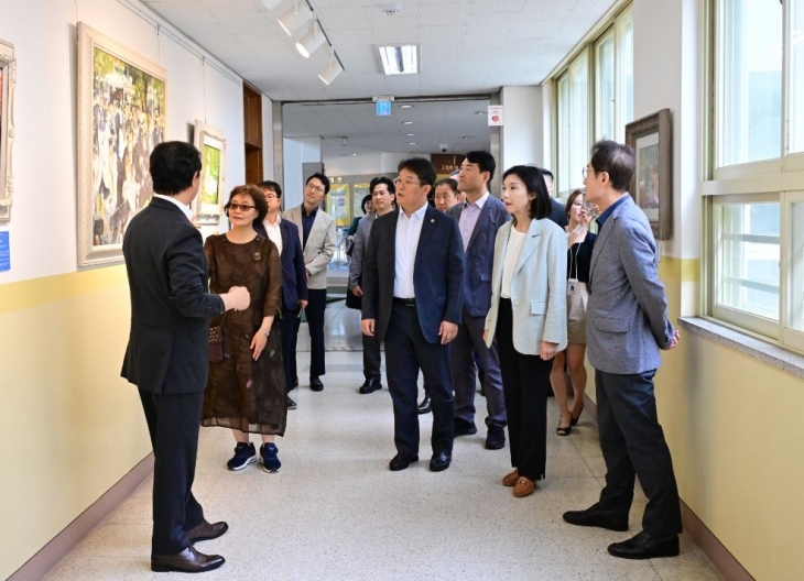 초등학교 늘봄학교 운영현황 청취 중인 최호정 의장