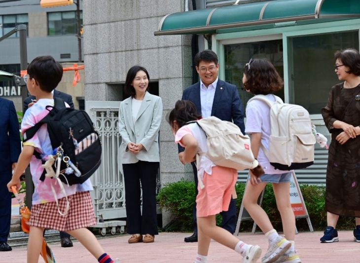 초등학교 늘봄학교 현장 방문 중 아이들과 인사 나누는 최호정 의장