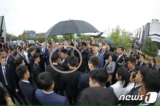 김정은 북한 국무위원장이 2023년 9월 러시아 블라디보스토크의 극동연방대학에서 유학 중인 북한 대학생들을 만나 격려하는 모습. 뉴스1