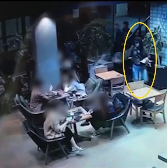 서울 강남역 인근 한 카페에서 2022년 벌어졌던 ‘묻지마 식빵 테러’ 사건이 최근 피해자 A씨의 CCTV 공개로 뒤늦게 알려졌다. A씨 제공