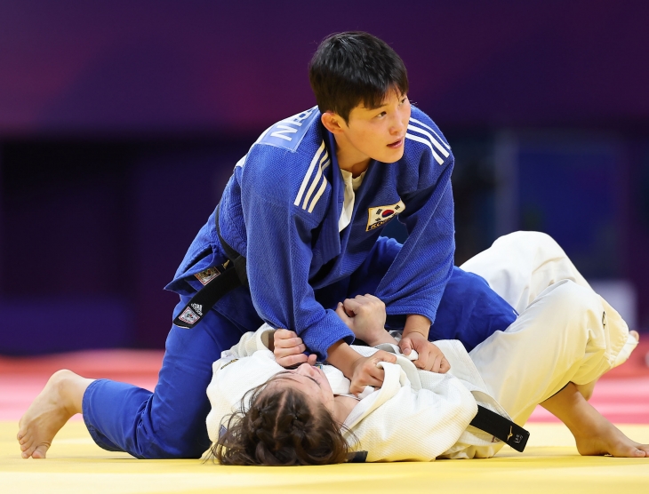 대한민국 정예린(위)이 24일 중국 항저우 샤오산 린푸 체육관에서 열린 항저우 아시안게임 유도 여자 52㎏급 동메달결정전에서 카자흐스탄 갈리야 틴바예바를 상대하고 있다. 2023.9.24 연합뉴스