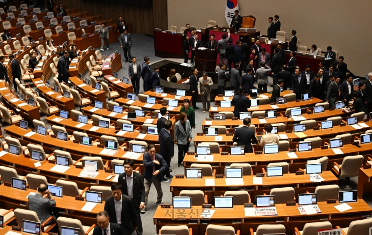 4일 국회 본회의에서 필리버스터가 종료되고 채상병특검법에 대한 표결이 시작되자 국민의힘 의원들이 퇴장하고 있다. 2024.7.4 홍윤기 기자