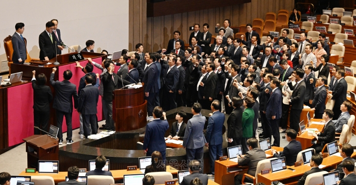 우원식 국회의장이 4일 오후 국회에서 본회의에서 ‘채상병특검법’ 관련 필리버스터(무제한 토론)를 중단하는 표결을 진행하려 하자 국민의힘 의원들이 항의하고 있다. 홍윤기 기자