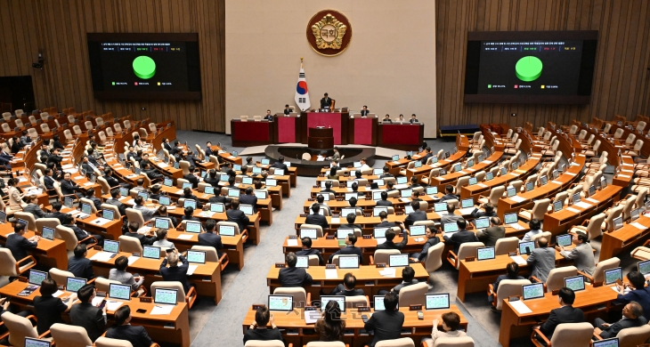 4일 서울 여의도 국회에서 열린 본회의에서 채상병 특검법(순직 해병 수사방해 및 은폐 등의 진상규명을 위한 특별검사의 임명 등에 관한 법률안)이 재적 300인, 재석 190인, 찬성 189인, 바대1인, 기원 0인으로 통과되고 있다. 2024.7.4 홍윤기 기자