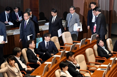 국회 파행에 대기만 하다… 퇴장하는 국무위원들