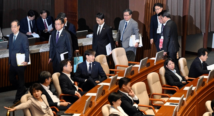 한덕수(맨 뒤 왼쪽 첫 번째) 국무총리를 비롯한 국무위원들이 3일 국회 본회의에서 대정부질문이 무산되자 본회의장을 나가고 있다. 국회는 이날 경제분야 대정부질문을 진행할 예정이었으나 ‘채상병특검법’ 상정 및 국민의힘의 ‘필리버스터’(무제한 토론을 통한 의사진행 방해) 돌입으로 무산됐다. 2024.7.3 홍윤기 기자