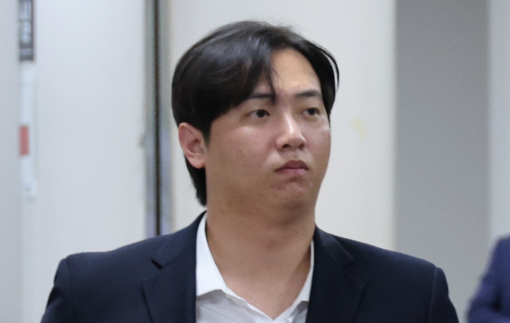 메이저리거 김하성 선수에게 거액을 뜯어낸 혐의를 받는 임혜동 전 야구선수가 4일 구속영장 심사를 받기 위해 서울중앙지법에 출석하고 있다. 2024.7.4. 연합뉴스