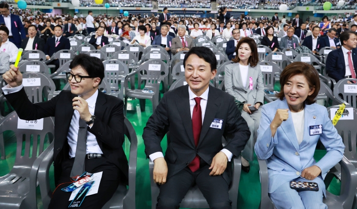 국민의힘 당대표 후보인 한동훈, 원희룡, 나경원 후보가 4일 인천 남동체육관에서 열린 한국자유총연맹 창립 제70주년 기념식에 참석하고 있다. 2024.7.4 연합뉴스