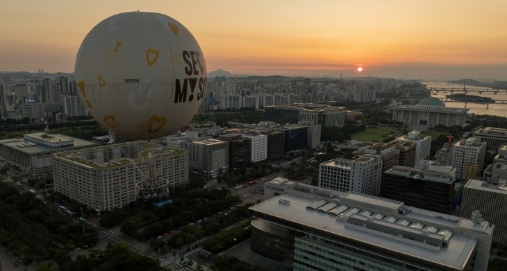 해가 진 하늘 위에 뜬 서울달. 연합뉴스