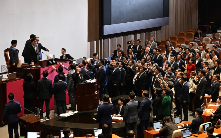 4일 국회 본회의장에서 우원식 국회의장이 ‘채상병특검법’ 표결을 위해 ‘필리버스터’(무제한 토론을 통한 의사 진행 방해) 종결 동의안을 상정하려고 하자 국민의힘 의원들이 의장석 앞으로 대거 몰려가 “토론을 보장하라”고 항의하고 있다. 2024.7.4 홍윤기 기자