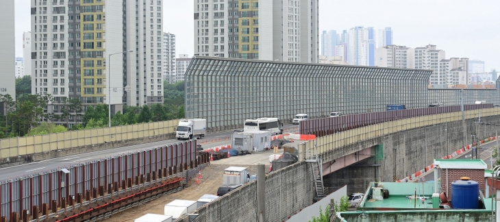옹벽이 철거중인 옛 경인고속도로 전경  [인천시 제공]