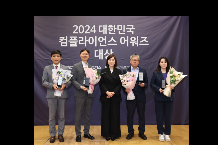 ‘2024 한국 컴플라이언스어워즈’ 대상 수상자들이 김은성(가운데) 한국 컴플라이언스 협회 이사장과 기념촬영을 하고 있다. 롯데지주와 포스코인터내셔널, 한국에너지공단과 한국전기안전공사가 대상을 수상했다. KCA 제공