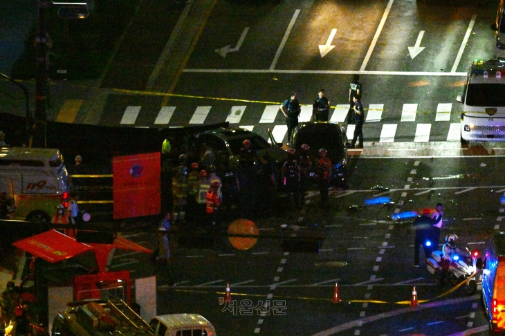 1일 밤 서울 중구 시청역 인근 교차로에서 차량이 인도로 돌진하는 사고가 발생했다.  이 사고로 보행자 여러 명이 숨지거나 다친 것으로 알려졌다. 사진은 사고 현장 모습. 2024.7.1 홍윤기 기자