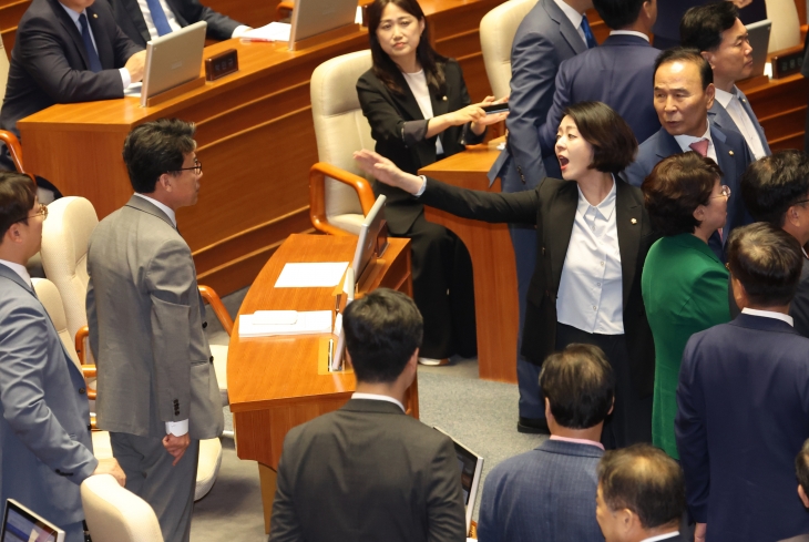 4일 국회 본회의에서 배현진 국민의힘 의원과 진성준 더불어민주당 의원이 언쟁을 벌이고 있다. 2024.7.4 연합뉴스