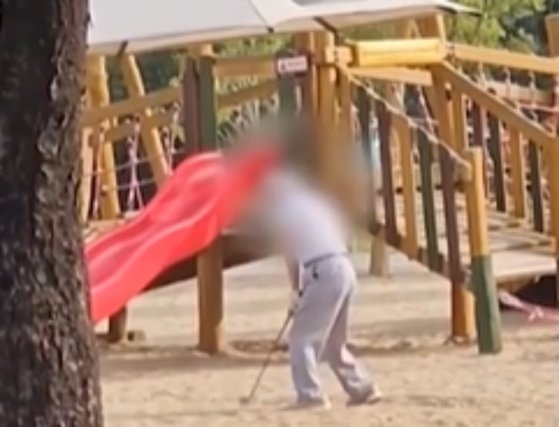 한 남성이 놀이터에서 골프 연습을 하고 있는 모습. SBS 화면 캡처