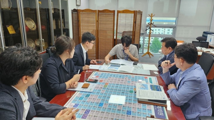 경남도 균형발전본부 균형발전단장, 전남도 정책기획관실 균형성과담당관 등이 지난 5일 국회 국토교통위원회 여야 간사 의원실을 함께 방문해 ‘남해안권 발전 특별법’의 조속한 제정을 건의하고 있다. 2024.7.7. 경남도 제공